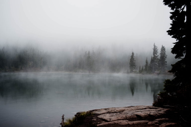 Ein See im Nebel