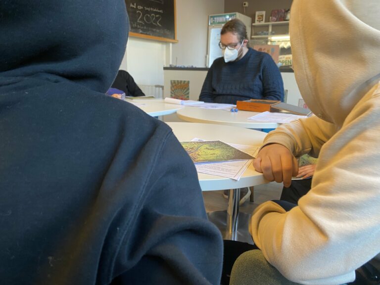 Das Bild zeigt Dominik Rehermann in einer Schulklasse